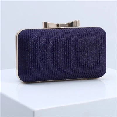 Monedero tipo clutch con estuche rígido