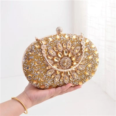 Bolso tipo clutch con diamantes brillantes